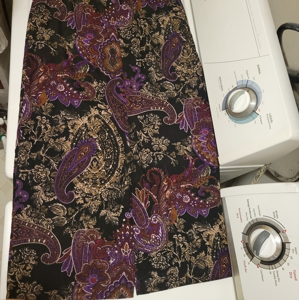 Paisley skirt, Covington in a size 8 - Picture 3 of 6